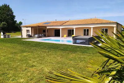 Image de Maison spacieuse avec piscine, environnement calme idéal pour se ressourcer