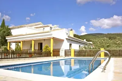 Image de Magnifique villa sur un terrain privé avec oliviers et arbres fruitiers