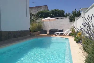 Image de Belle maison avec piscine privée, clim, jardin, barbecue, calme près de la plage