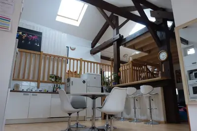 Image de Loft 130 m² - calme au centre ville - jardin commun - WiFi