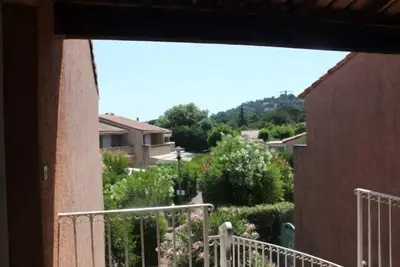 Image de Charmant  mazet, terrasse, 300 m  de la plage, les pieds dans l'eau. . 4 pers
