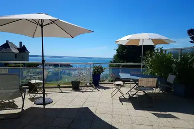 Image de Duplex de charme avec séjour terrasse; vue panoramique sur la côte d'emeraude