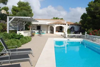 Image de charmante villa très confortable, piscine, jardin, climatisation, wifi, 3chs