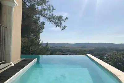 Image de Villa luxueuse : Spa, piscine à débordement à flanc de colline
