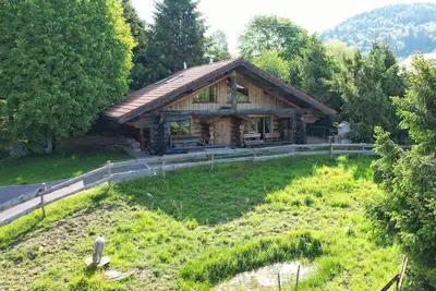 Image de Chalet rondins, terrasse avec jacuzzi, accès piscine et sauna, proche La Bresse