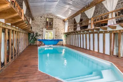 Image de Gite avec piscine privée intérieure, étang de pèche et animaux