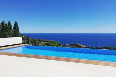 Image de Villa d'architecte avec piscine chauffée, superbe vue mer/montagne à 360°, Wifi