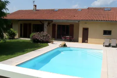 Image de maison au calme et reposante avec piscine privative dans une région touristique