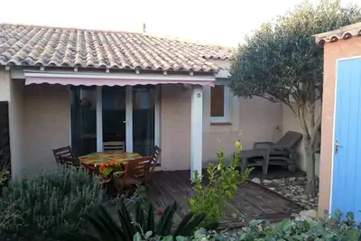Image de Pavillon avec terrasses, jardin et piscine.