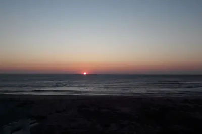 Image de Les pieds dans l'eau. . . sans route à traverser