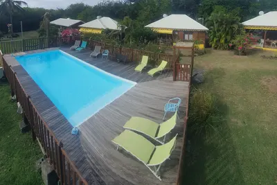 Bungalows \"Coco\" typique créole tout confort les pieds dans l'eau