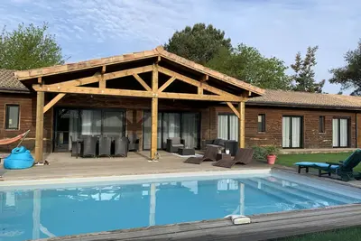 Image de Charming Wooden House On One Level With Heated Swimming Pool