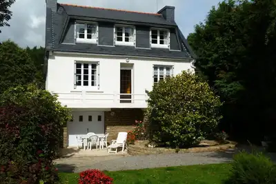 Image de Maison spacieuse et confortable dans un jardin arboré. Wi Fi