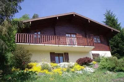 Image de chalet bois confortable avec terrasse village touristique, vue sur les montagnes