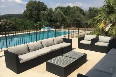 Image de Maison de Maître avec grande piscine à Marseille, idéale pour 2 ou 3 familles.