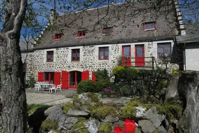 Image de Gîte dans une belle chaumière, à 10mn des Estables, calme et confort asssurés.