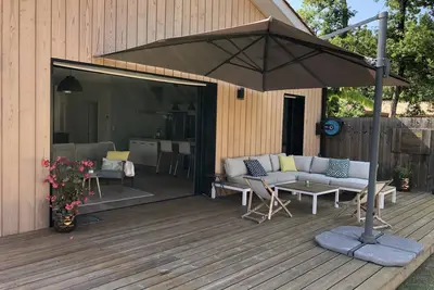 Image de A 300m de la plage du Lac! Superbe maison, bardage bois.