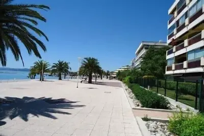 Exceptionnel Cote D Azur sur la Plage Luxueux 2 pièces en rdj accès direct mer