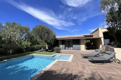 Image de Villa de 4 personnes, avec piscine privée, proche de la mer