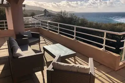 Image de Villa vue panoramique sur la mer, plage à 2 min à pied!
