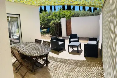 Image de Maison au milieu des oliviers, adossée à la colline, sur 2000 m2 de terrain calme