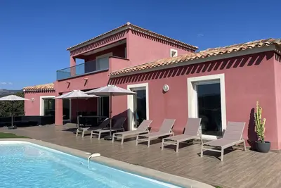 Image de Maison avec piscine 10 personnes