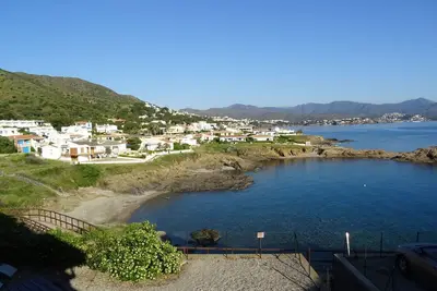 Image de Vue imprenable au pied de la Méditerranée (possibilité de louer un seul niveau)