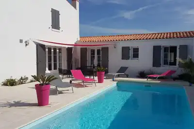 Image de Villa avec piscine chauffėe à 400 m de la mer, au calme, animaux acceptės