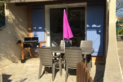 Image de Mini-villa soignée et tout équipée, 150 mètres de la plage avec wifi gratuit