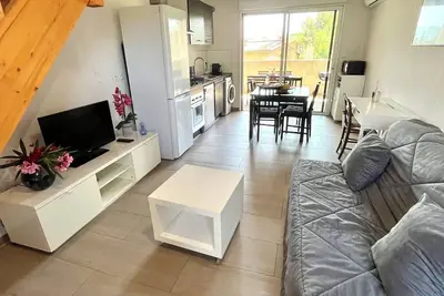 Image de Bel appartement, 40 m2 à 350m plage des Lecques, au calme. Climatisé. Parking privé