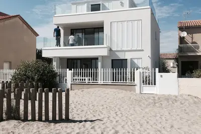 Image de Superbe appartement neuf \"pieds dans l'eau\" vue exceptionnelle sur la plage