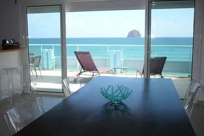 Appartement de standing, panorama grandiose et accès direct à la mer.