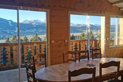 Image de magnifique chalet au fond d'une impasse avec superbe vue sur la montagne