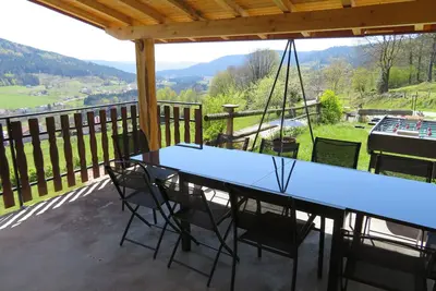 Image de la maison jaune a cleurie  accessible aux personnes handicapé