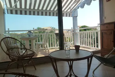 Image de Bel F2 avec terrasse et Piscine -300 m de la mer et des loisirs, au calme.