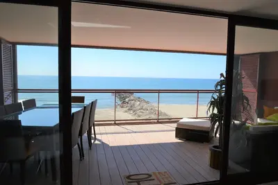 Image de Sur la plage, Appartement 5* de 75m2, Clim, Wifi et terrasse de 25 m2!