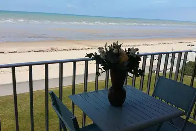 Image de Jullouville Granville face à la mer, avec garage.