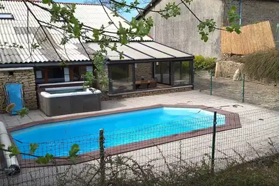 Image de gite à la campagne avec grand jardin, piscine chauffée l'été et Spa