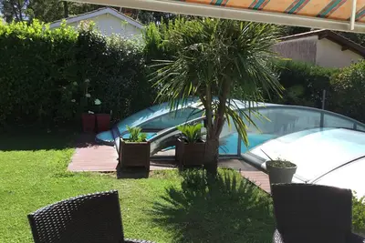 Image de Maison a lacanau avec piscine privee couverte près du lac quatre chambres