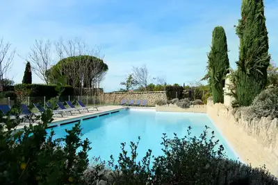 Image de Maison avec vue sur le Luberon, dans résidence privée avec piscine partagée