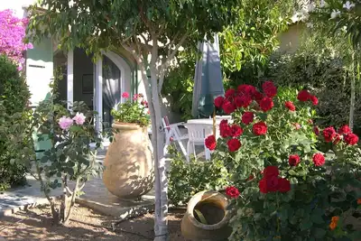 Studio de charme climatisé au pied des plages, 4p, avec sa jolie terrasse arborée