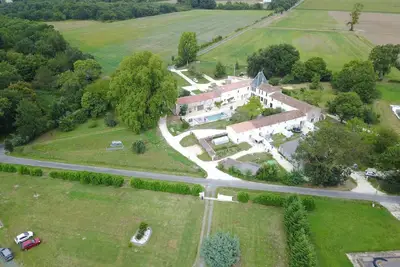 Image de Domaine  privatisé La Fromigere - 36 chambres et 84 couchages  - Piscine