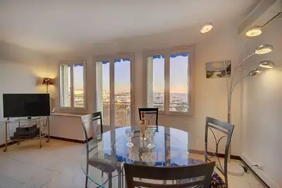 Image de Deux Pieces Avec Vue Mer Au Vieux Port A1b047