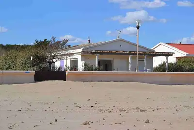 Image de Villa face à la plage avec terrasse et jardin