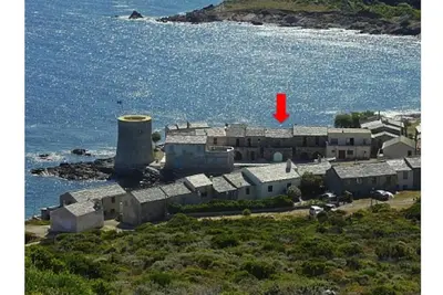 Image de Ancien cabanon de pĂŞcheurs les pieds dans l'eau