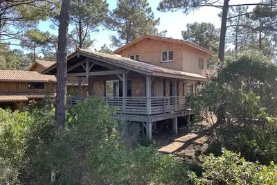 Image de Maison en bois proche de l'océan dans lotissement clos.
