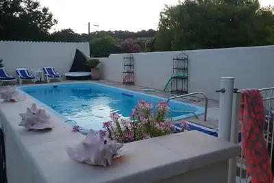 Image de Villa avec piscine dans un quartier paisible à 1 km du centre ville d'orange.