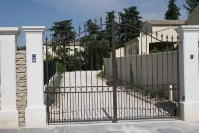 Image de Villa de standing, piscine chauffée à Saumane de vaucluse l'isle sur la Sorgue