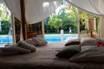 Image de Superbe villa créole avec immense piscine refaite à neuf dans un jardin tropical