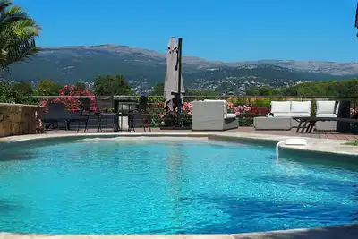 Mas Plascassier, vue magnifique, piscine chauffée, climatisation, linge inclus